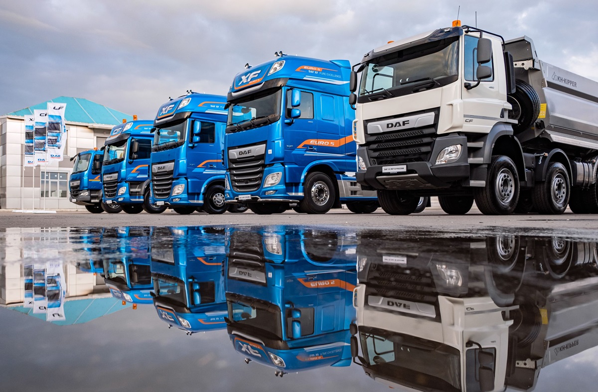 DAF LF with LNG tank, front view 