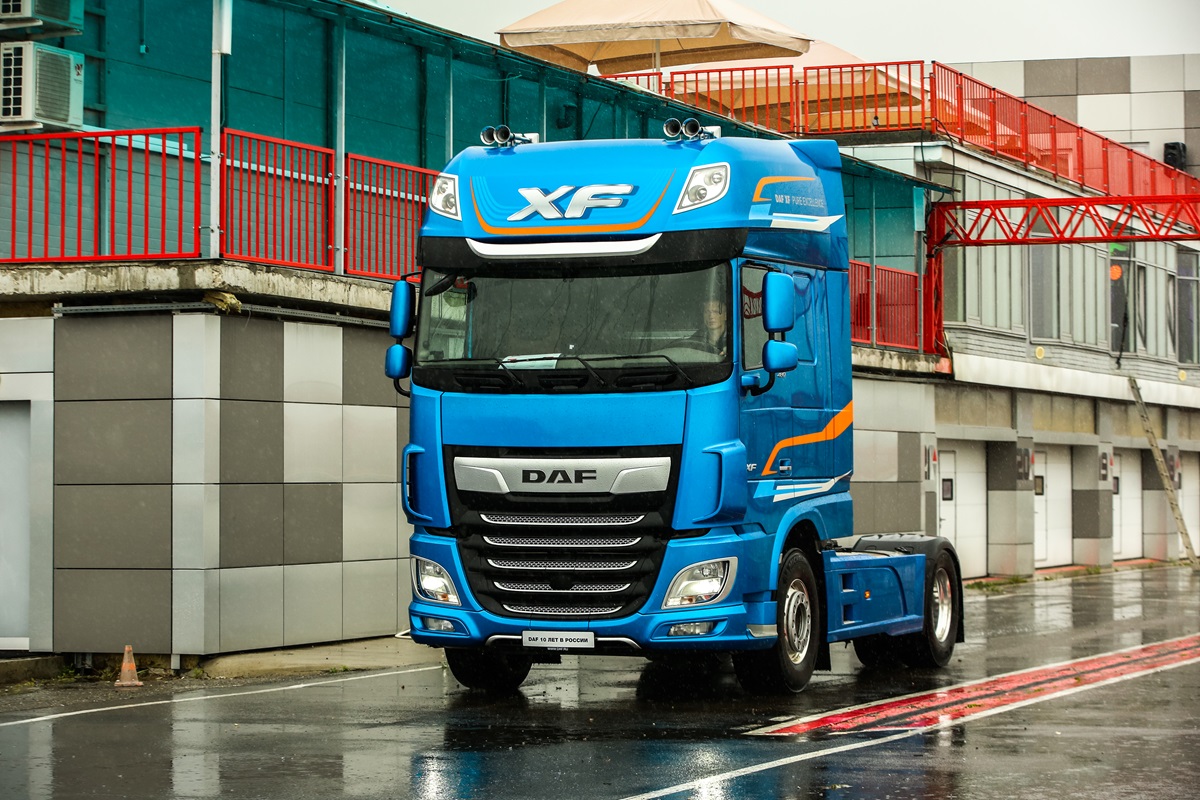 DAF LF with LNG tank, front view